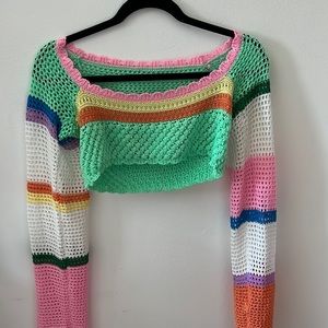 Adorable cropped knit sweater. Very trendy. Slightly worn.